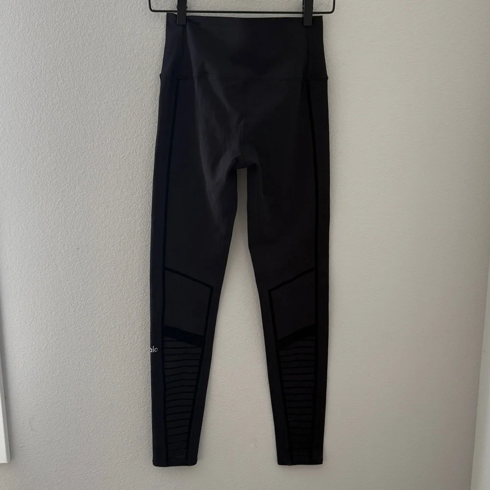 ALO Yoga sleek black