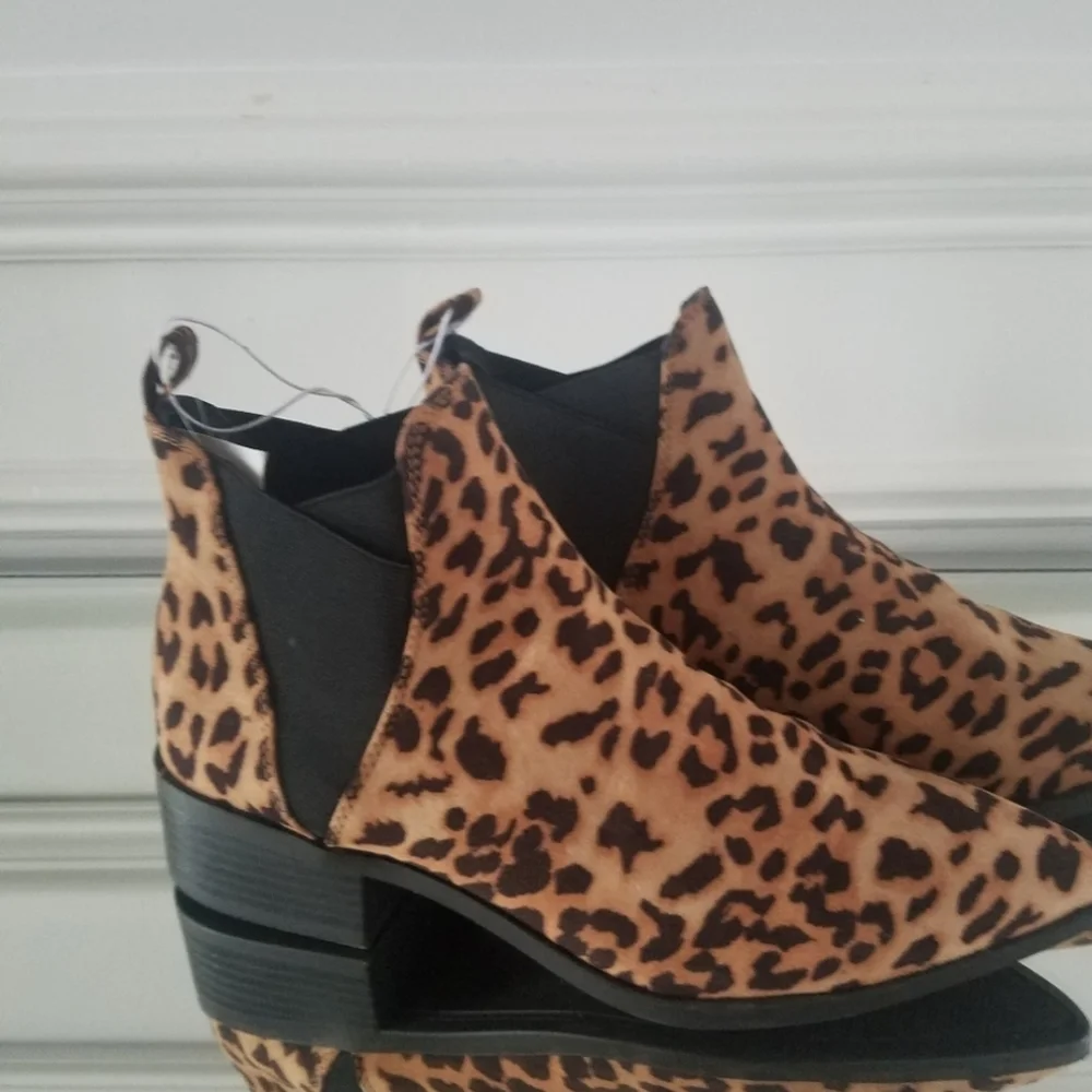 Pointed toe Micro Suede leopard print ankle boots