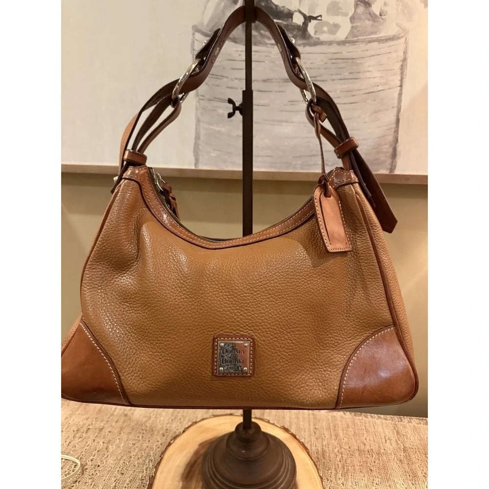 Dooney & Bourke leather zip great