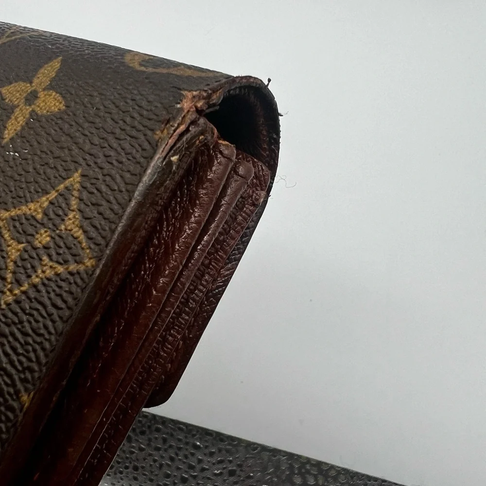 Louis Vuitton compartments wallet