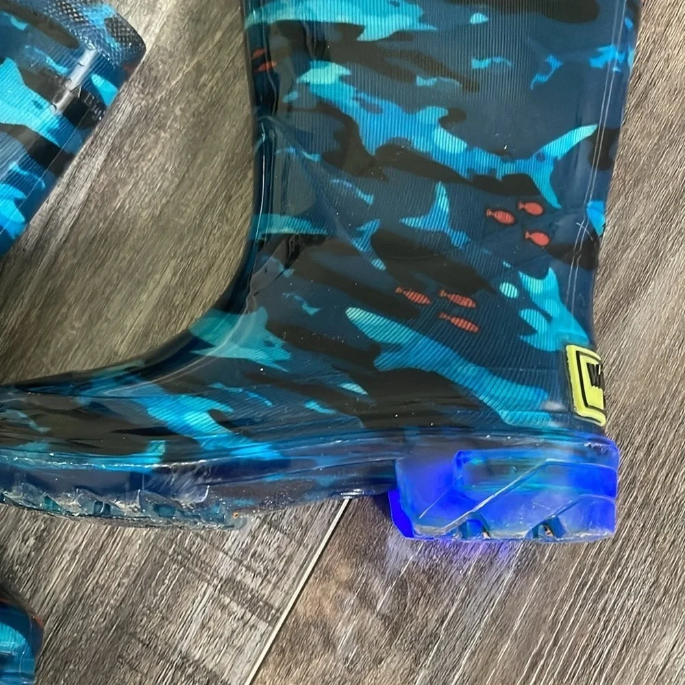 Western Chief Shark Camo Light Up Rainboots Size 7 Blue
