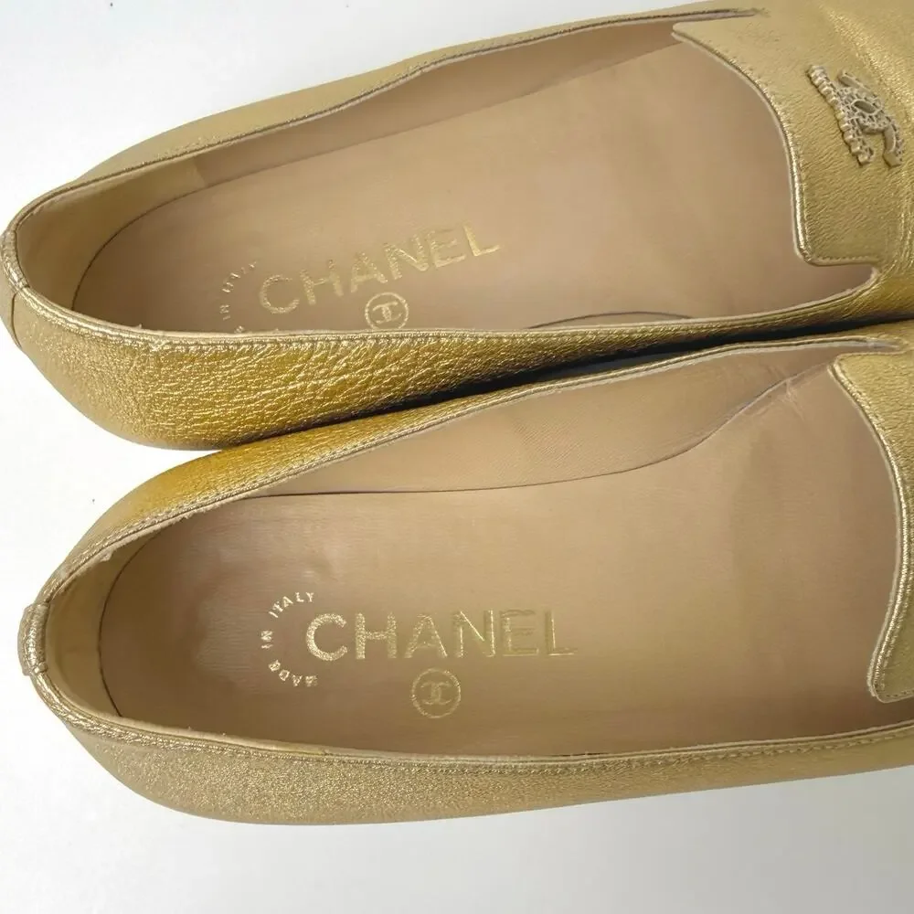 CHANEL signs metal has