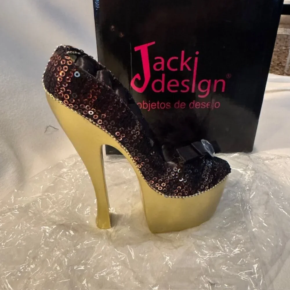 Jacki Design this leopard