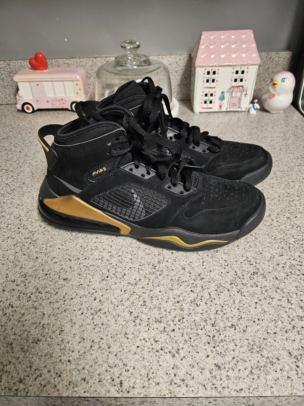 Jordan Men's Black and Gold Mid-Top Athletic Sneakers Men's 7Y