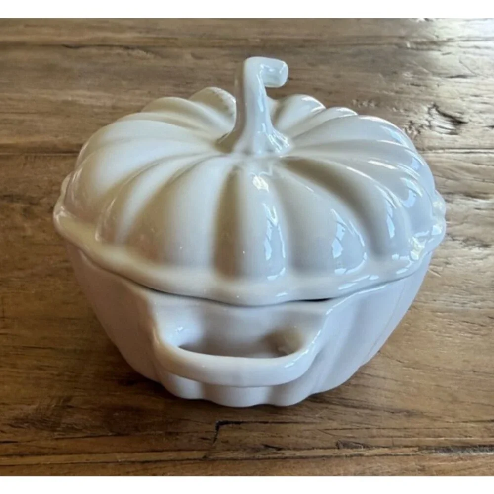 Le Creuset Stoneware Figural Pumpkin Mini Cocotte 12 oz 350 ml White NEW NIB