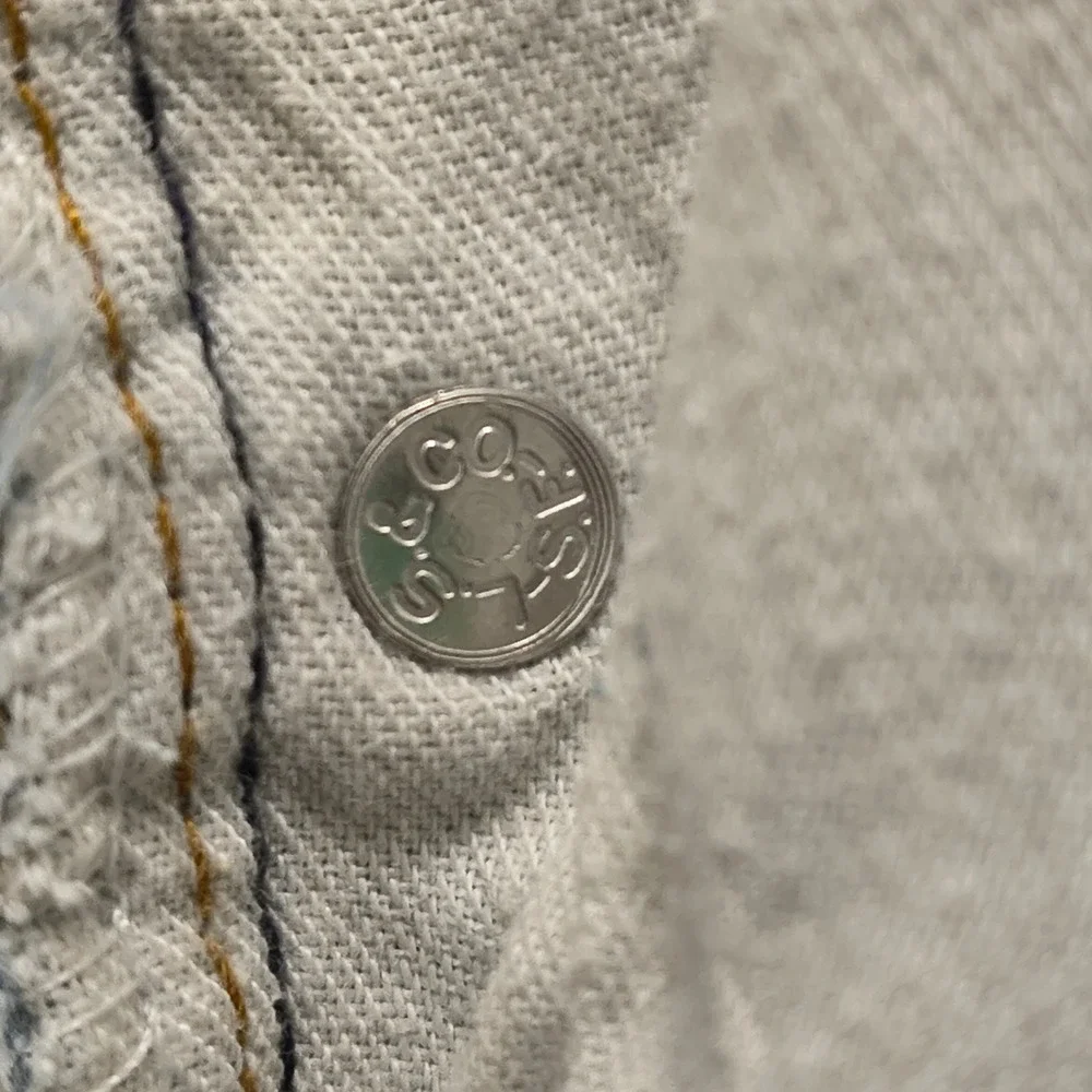 Levis distressing inseam