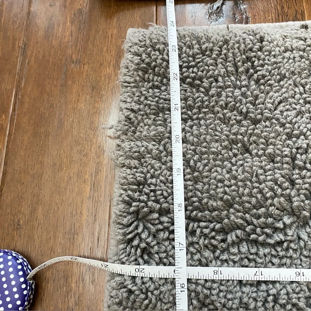 2 pc Gray Bathroom Rug / Mat  Set