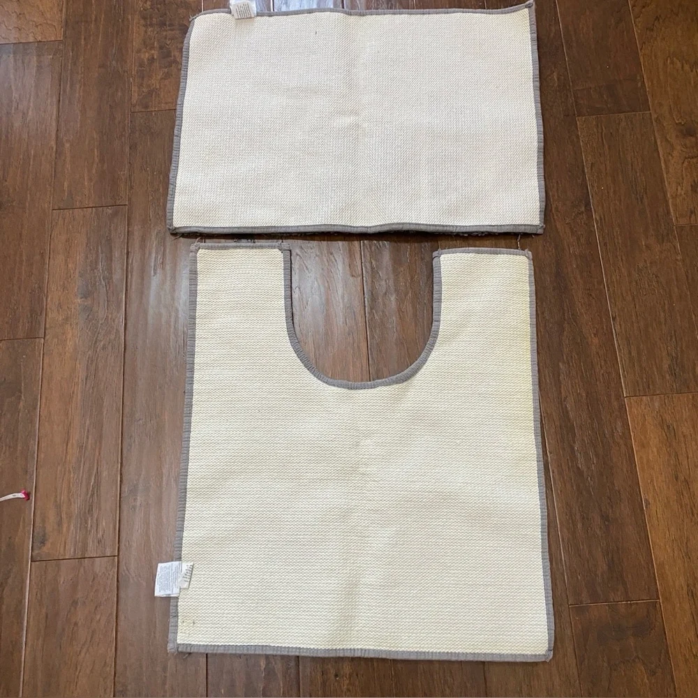 2 pc Gray Bathroom Rug / Mat  Set