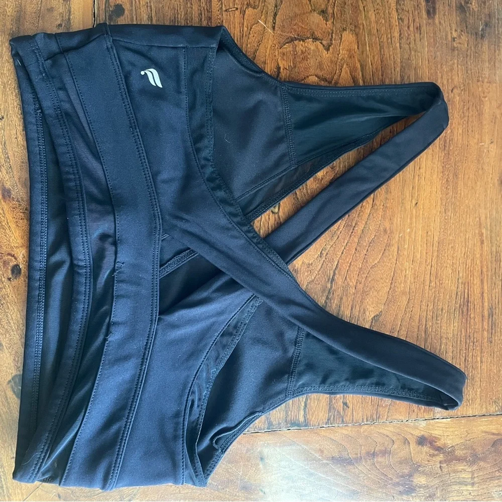 Fabletics Black Cross-Back Sports Bra‎