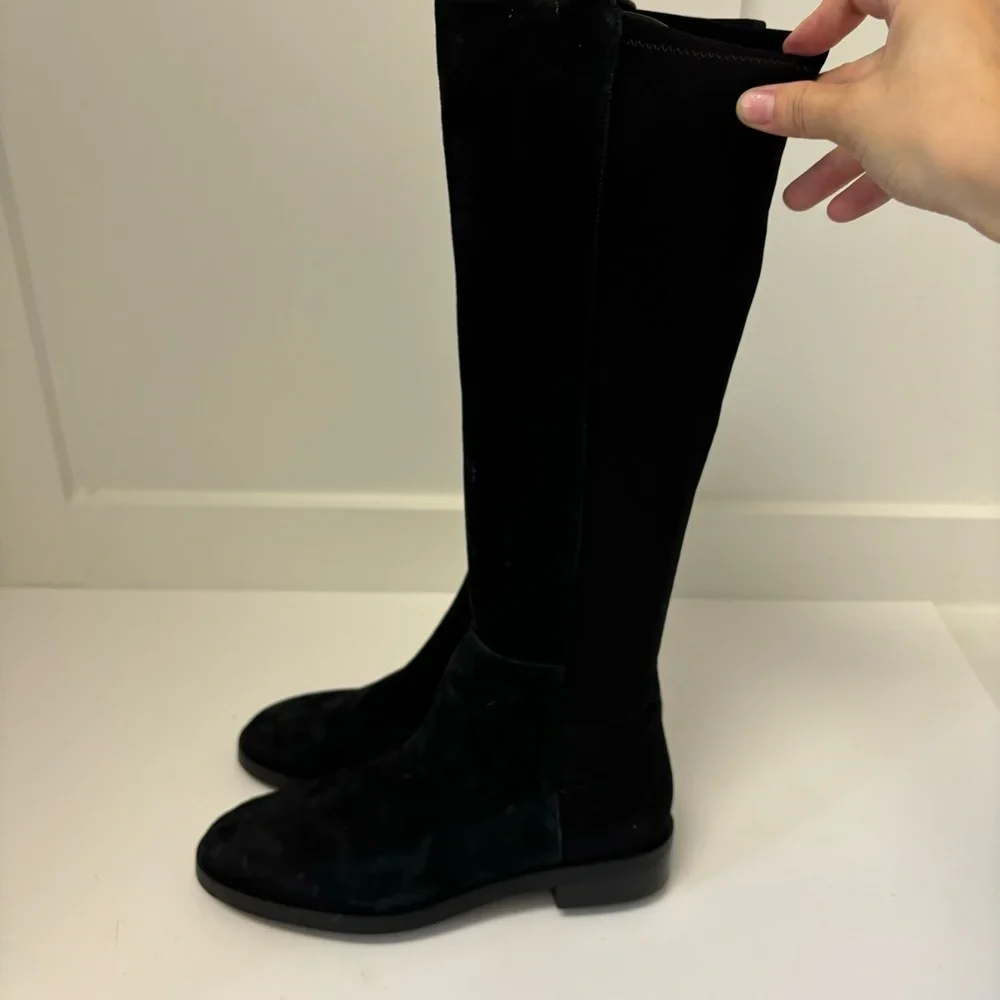 Stuart Weitzman exposures knee