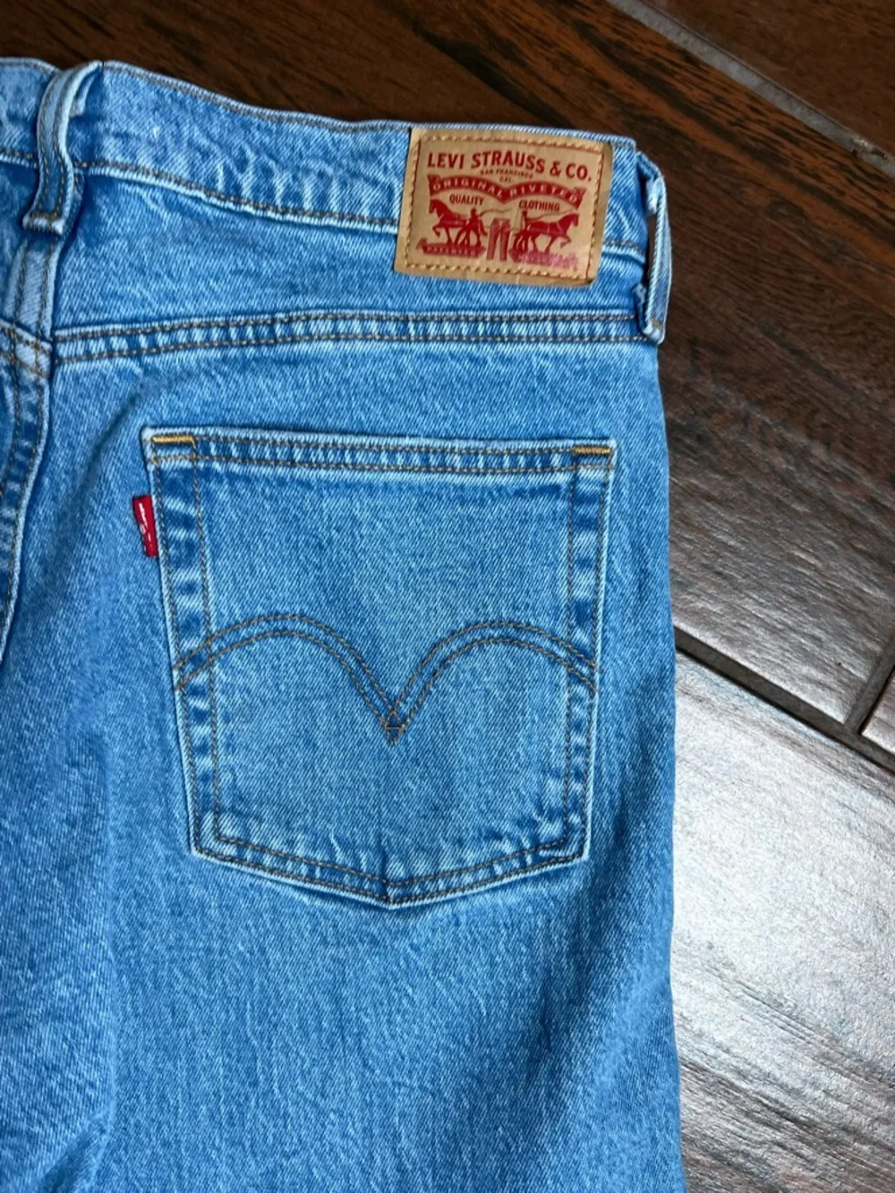 Levi’s Light Wash Denim Distressed High Rise Wedgie Jeans women’s Size 28