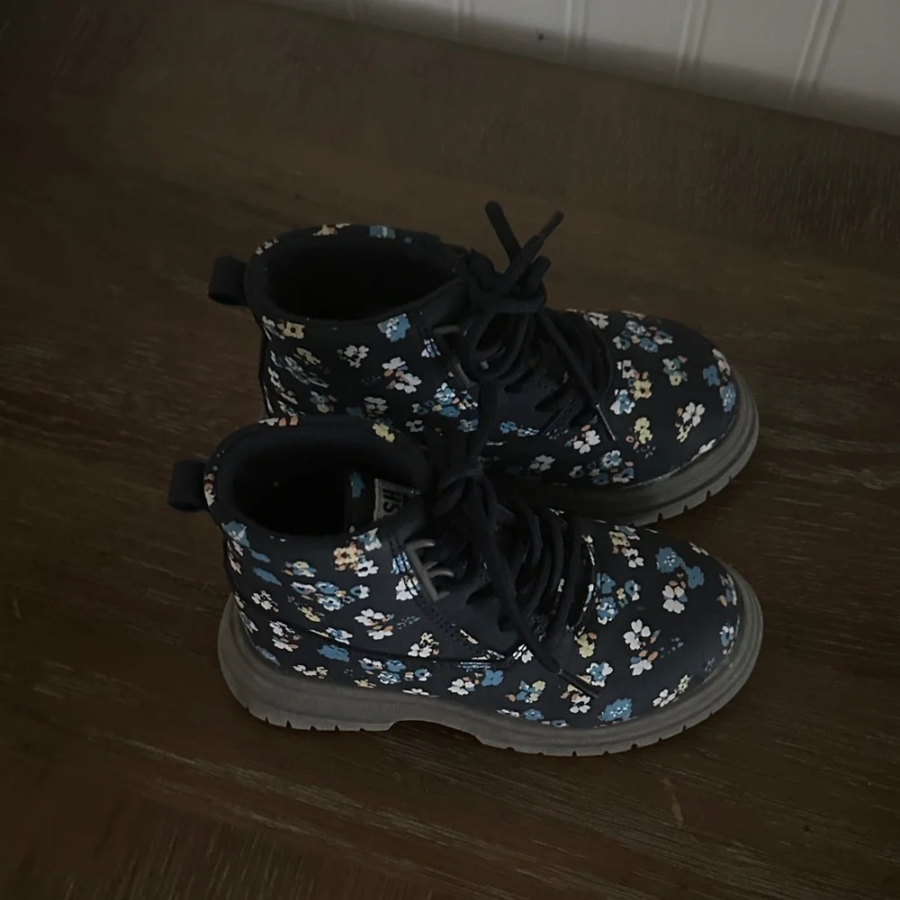 OshKosh B’gosh Floral Boots Like New sz 7 mos