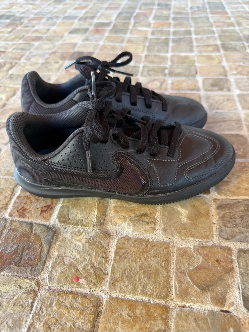 Nike kids Black Low-Top Casual Sneakers Indoor soccer sneakers
