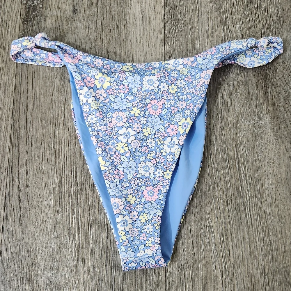 Frankies Bikinis enjoy sun