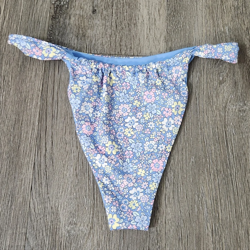 Frankies Bikinis enjoy sun