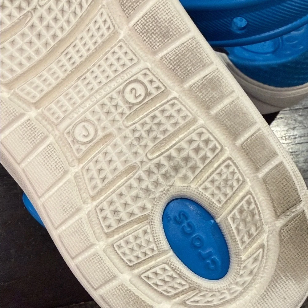 CROCS Kids Navy and Blue Water Shoes youth sz 2 barely used Lite Ride sandals
