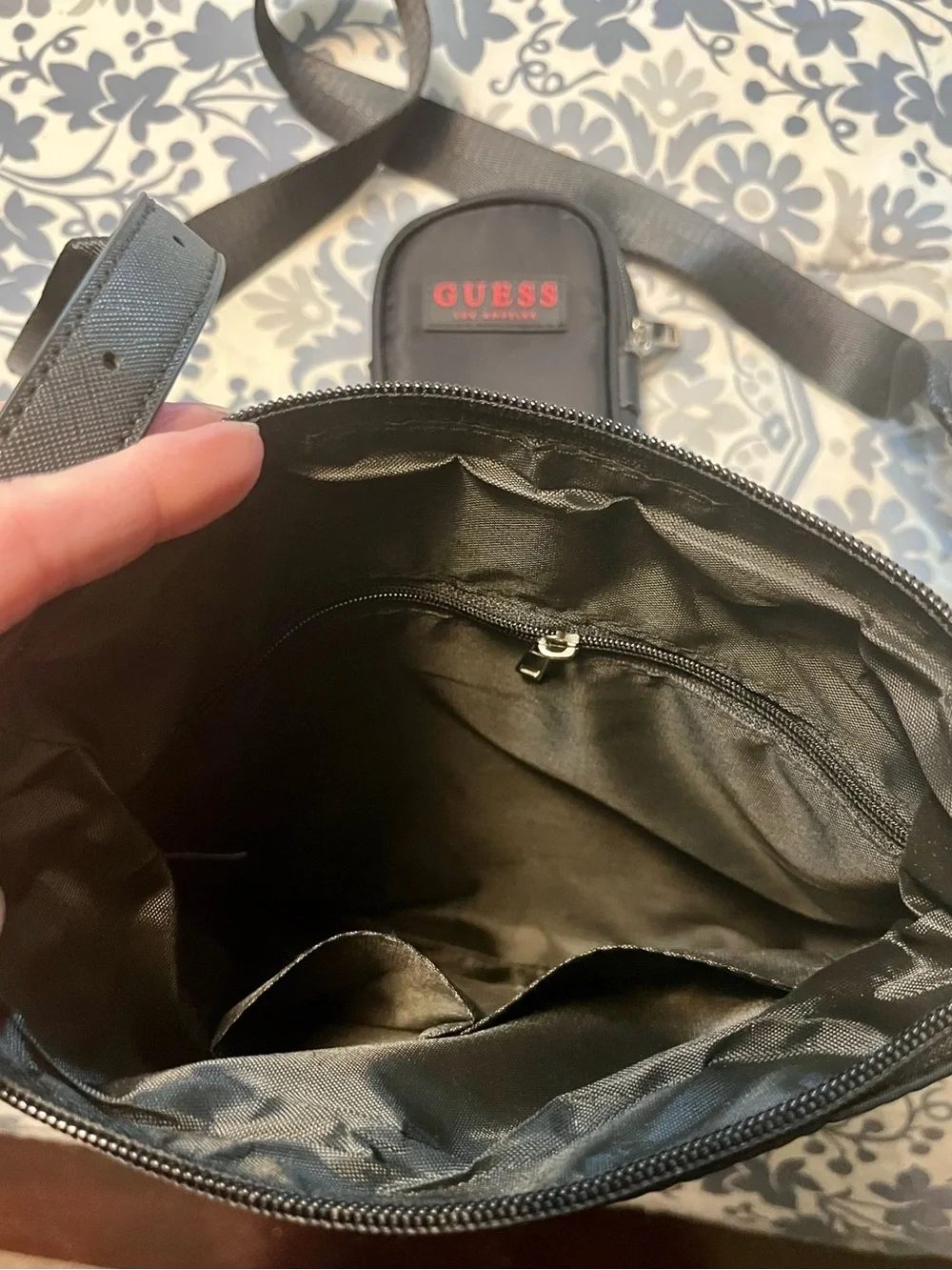 Guess compact messenger
