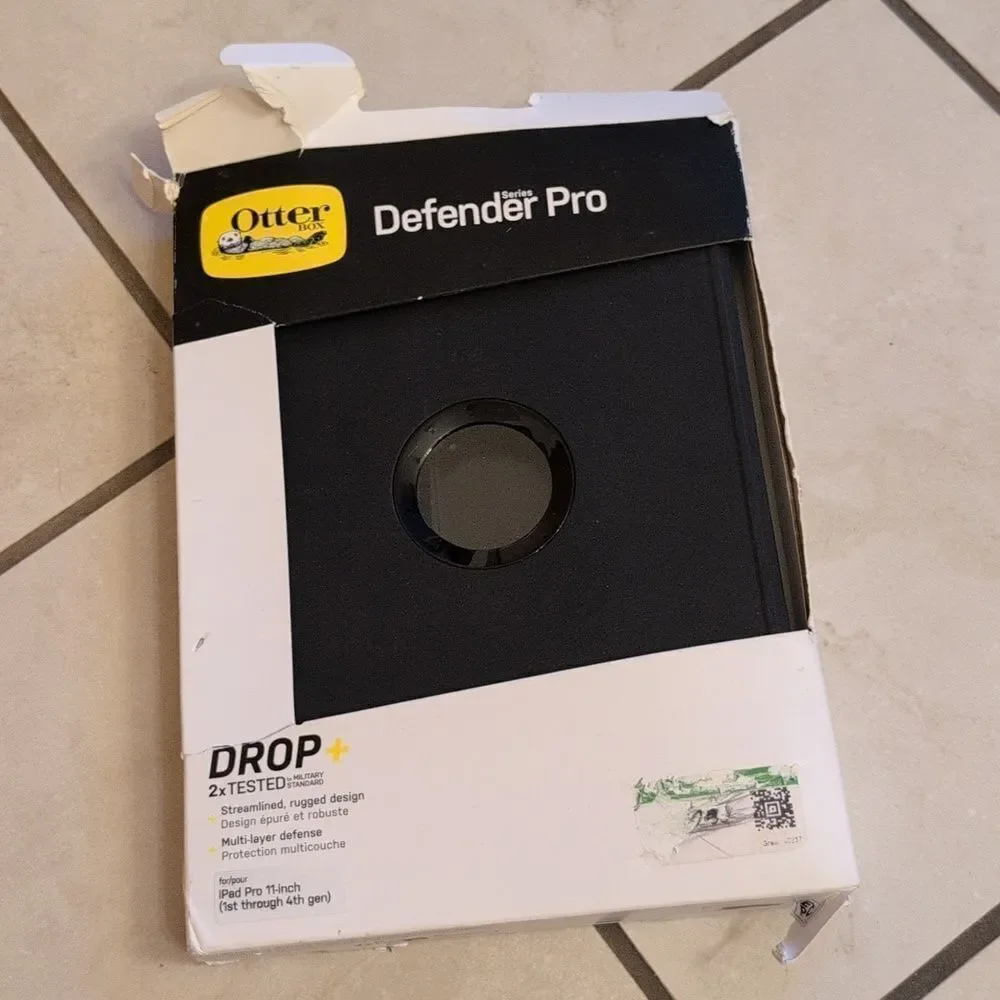 New In Damaged Box Otterbox iPad Pro 11-Inch Case Defender Pro Black