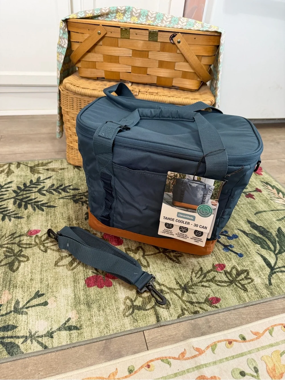 New CleverMade Collapsible Tahoe Cooler 30 Cans Soft Sided Cooler Ocean