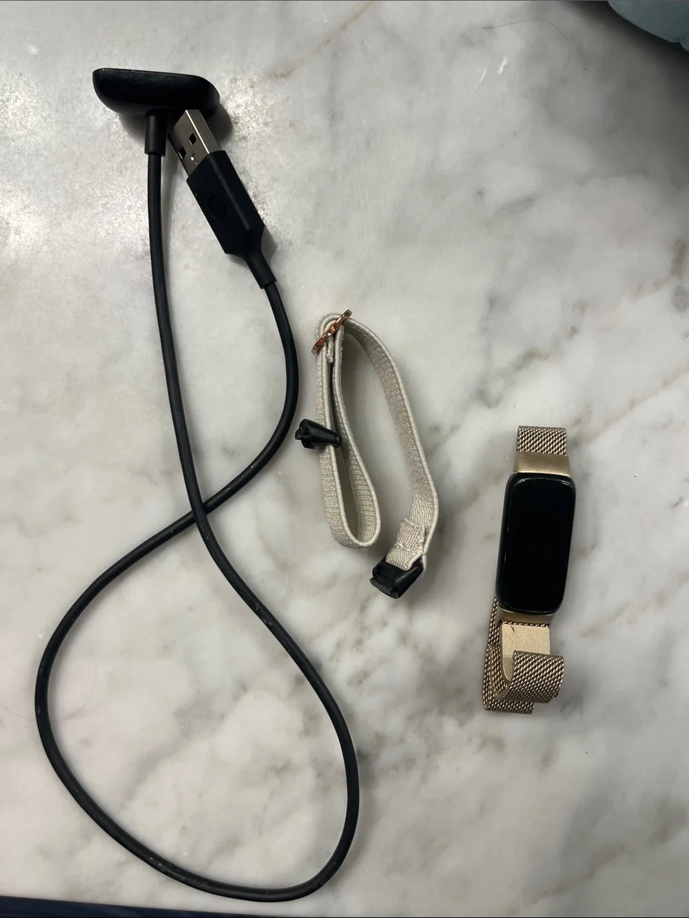 fitbit Luxe Gold with Cream Fabric Loop and Black Charger