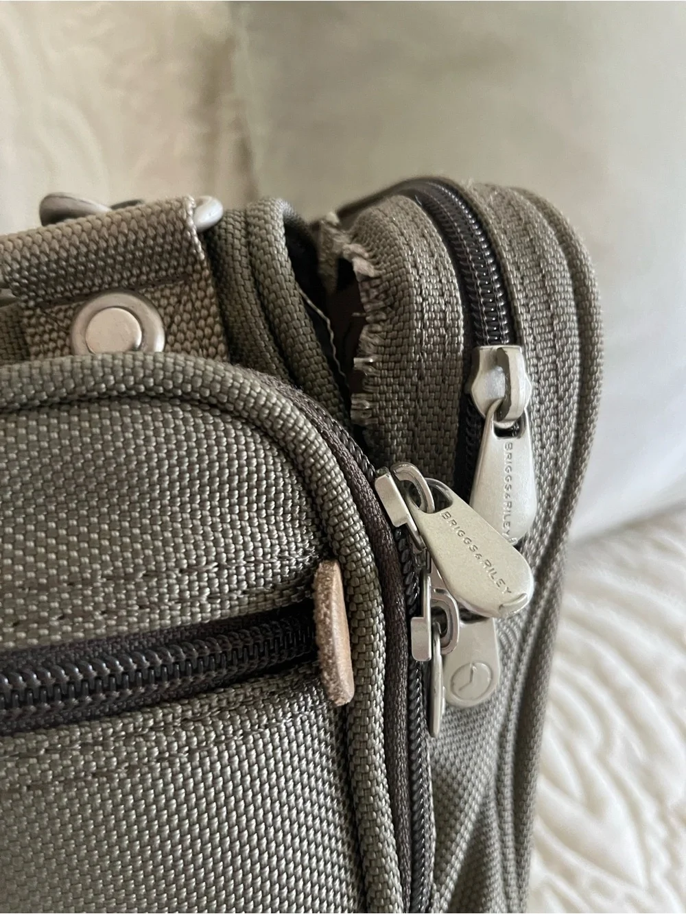 Briggs & Riley handles bag