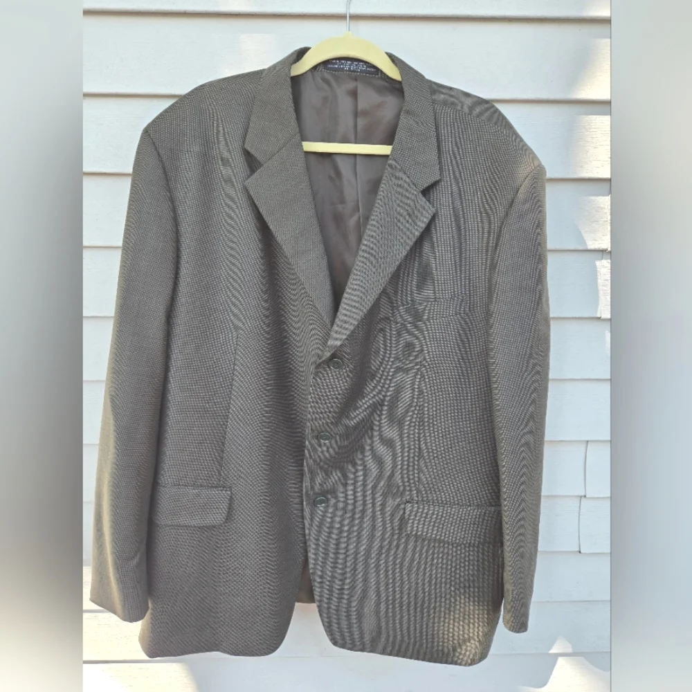 Roger's Aristocrat 86% Wool Vintage Men Blazer.  Measurements are in Pictures.