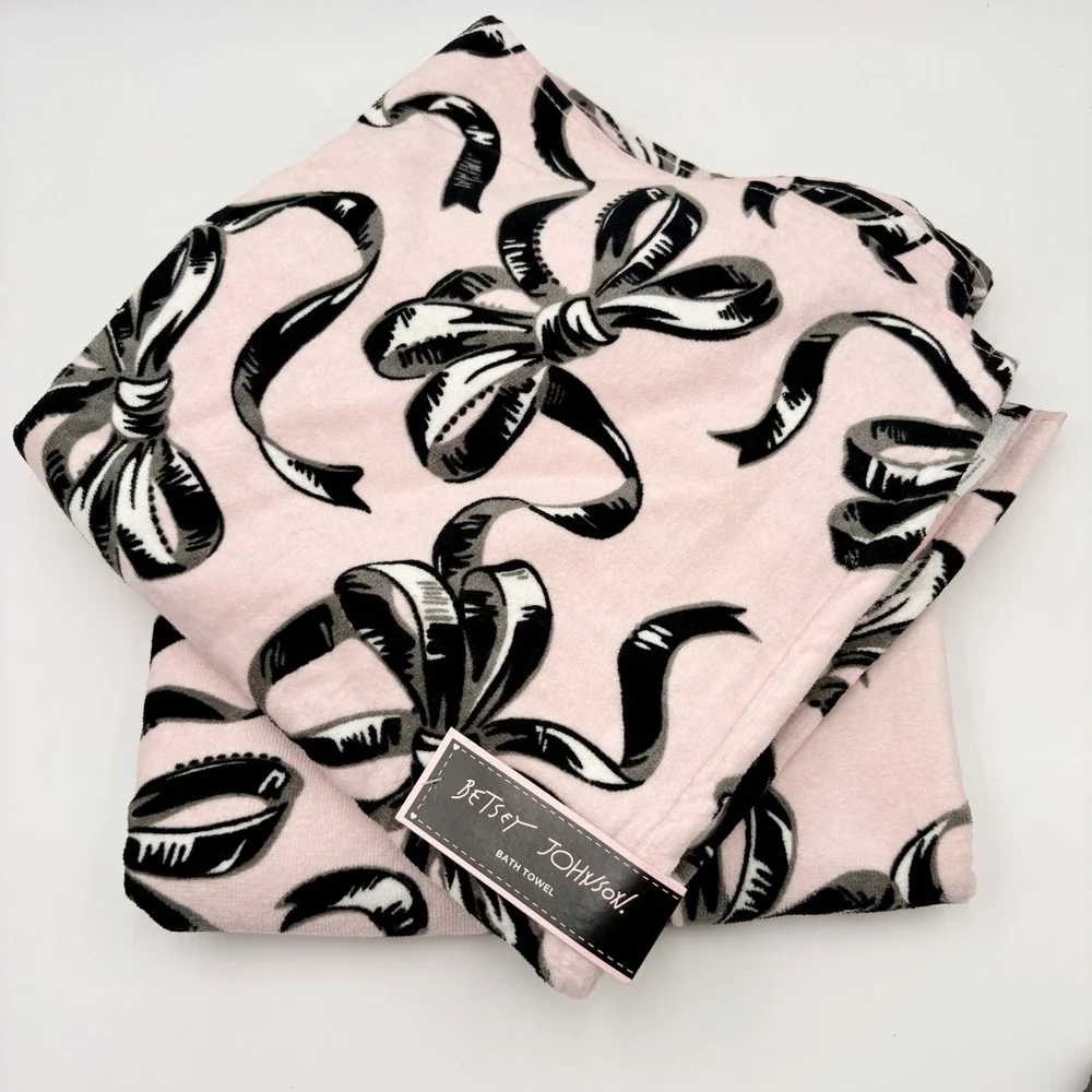 Betsey Johnson Pink Black White Bow Ribbon Print Cotton Bath Towels Set of 2