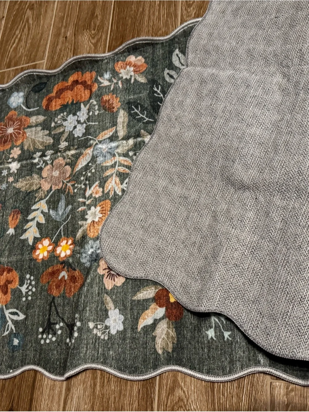 Green Floral Scalloped Holiday Rug - Home Holiday