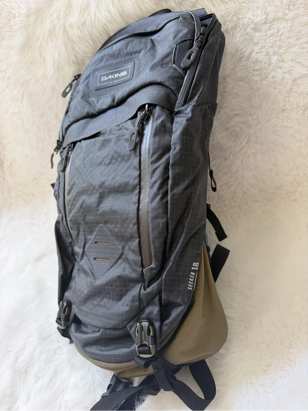 DAKINE Seeker 18L Hydration Pack NWT