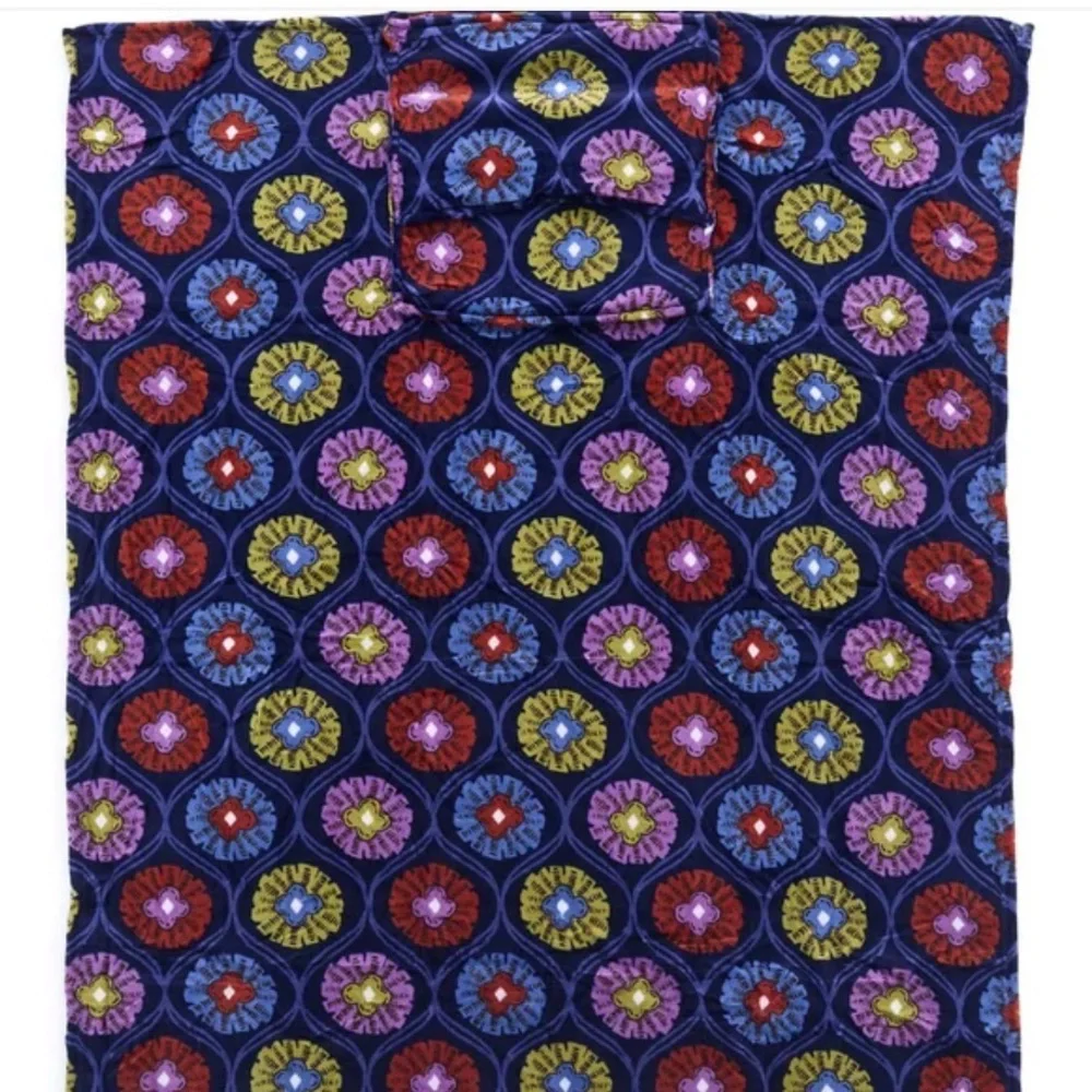 Vera Bradley airport sleeve includes