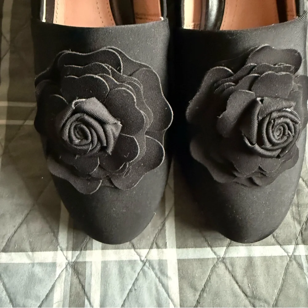 Taryn Rose Ynez Black Floral Scuba Wedges EUC 9B