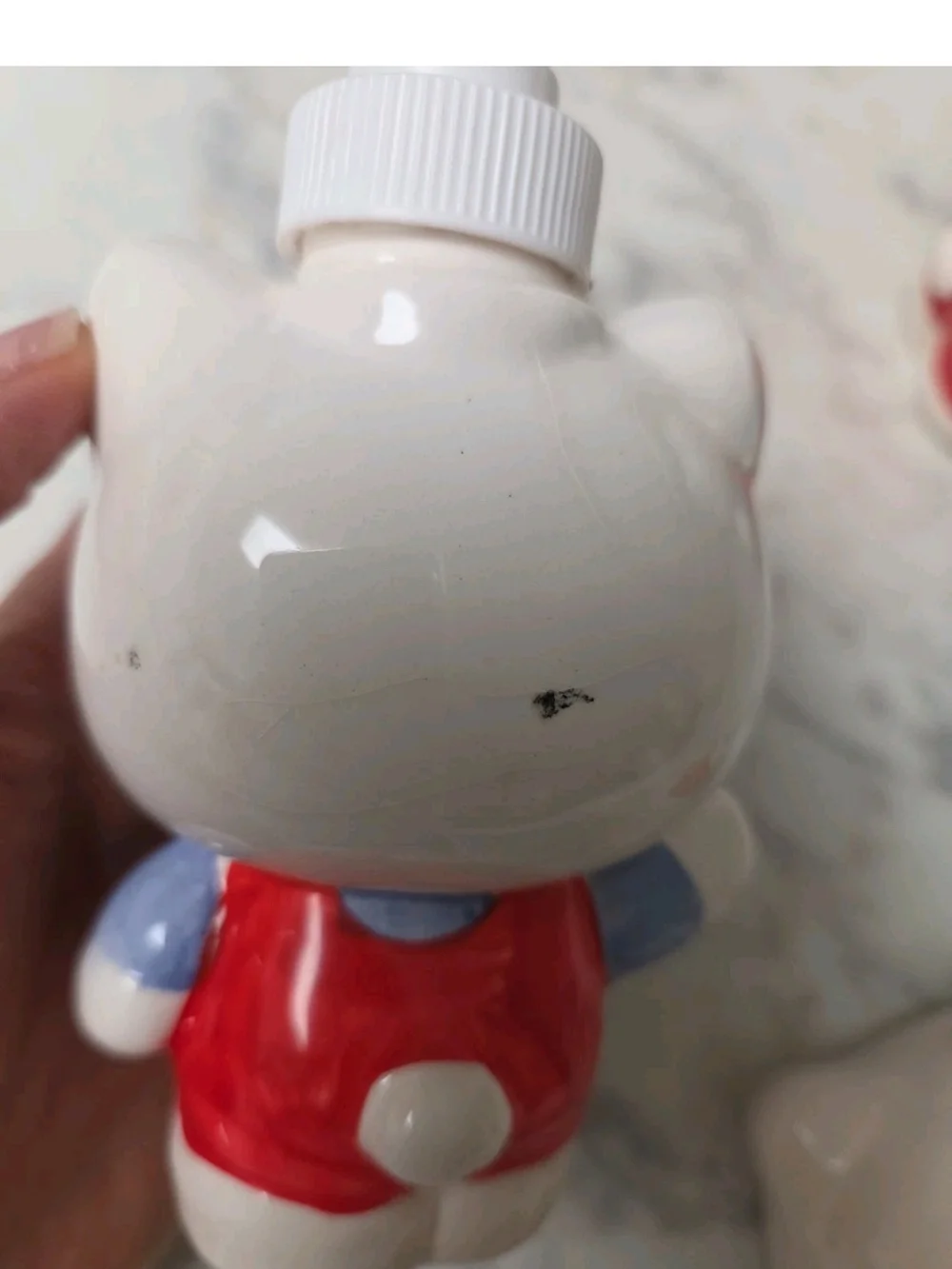 Hello Kitty adorable red details
