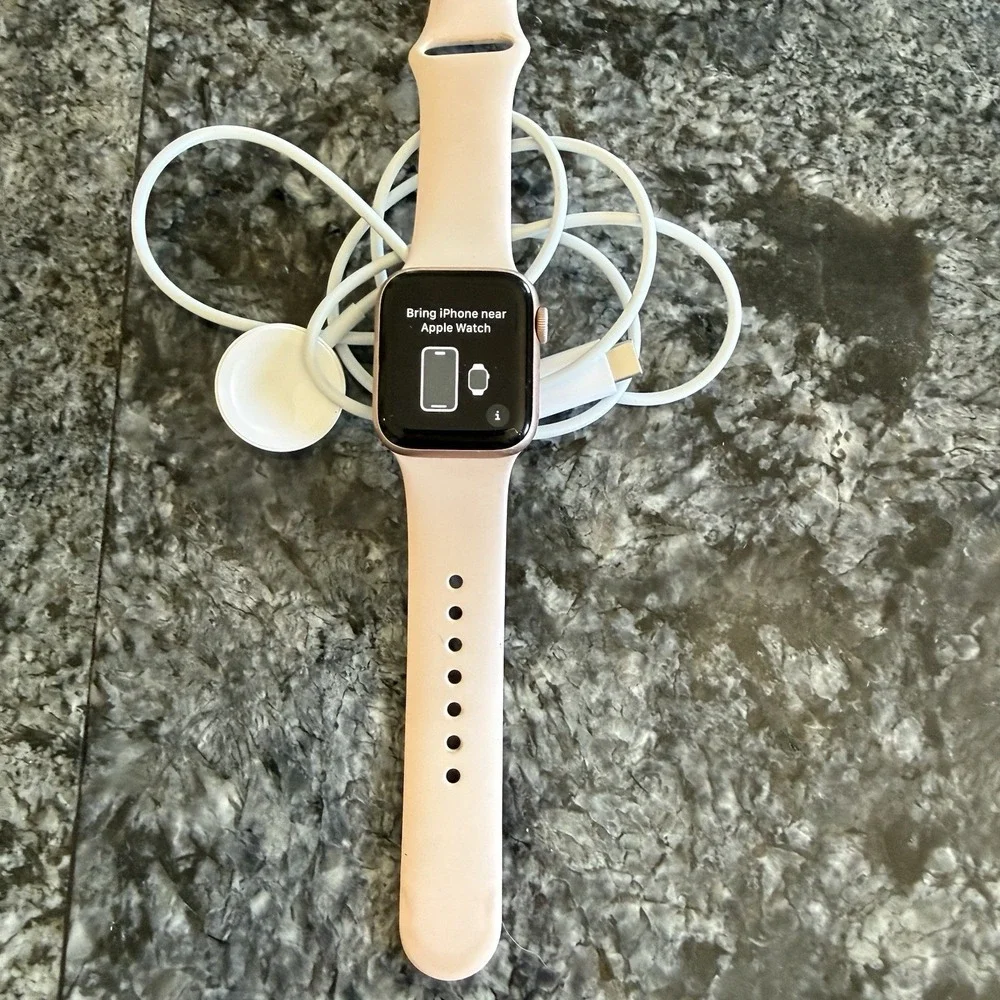 Apple Watch Series 4-40mm-Rose Pink Aluminum Case GPS Pink Sport Band S/M