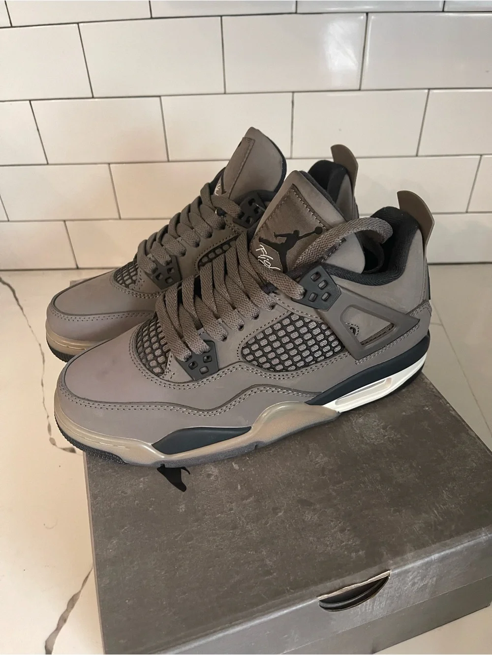 Men’s Retro 4 Cave Stone Size 5.5.