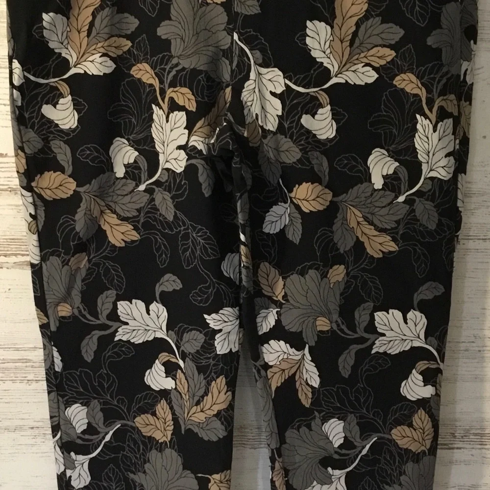 Chico's Black Floral Leaf Print Ankle Pants