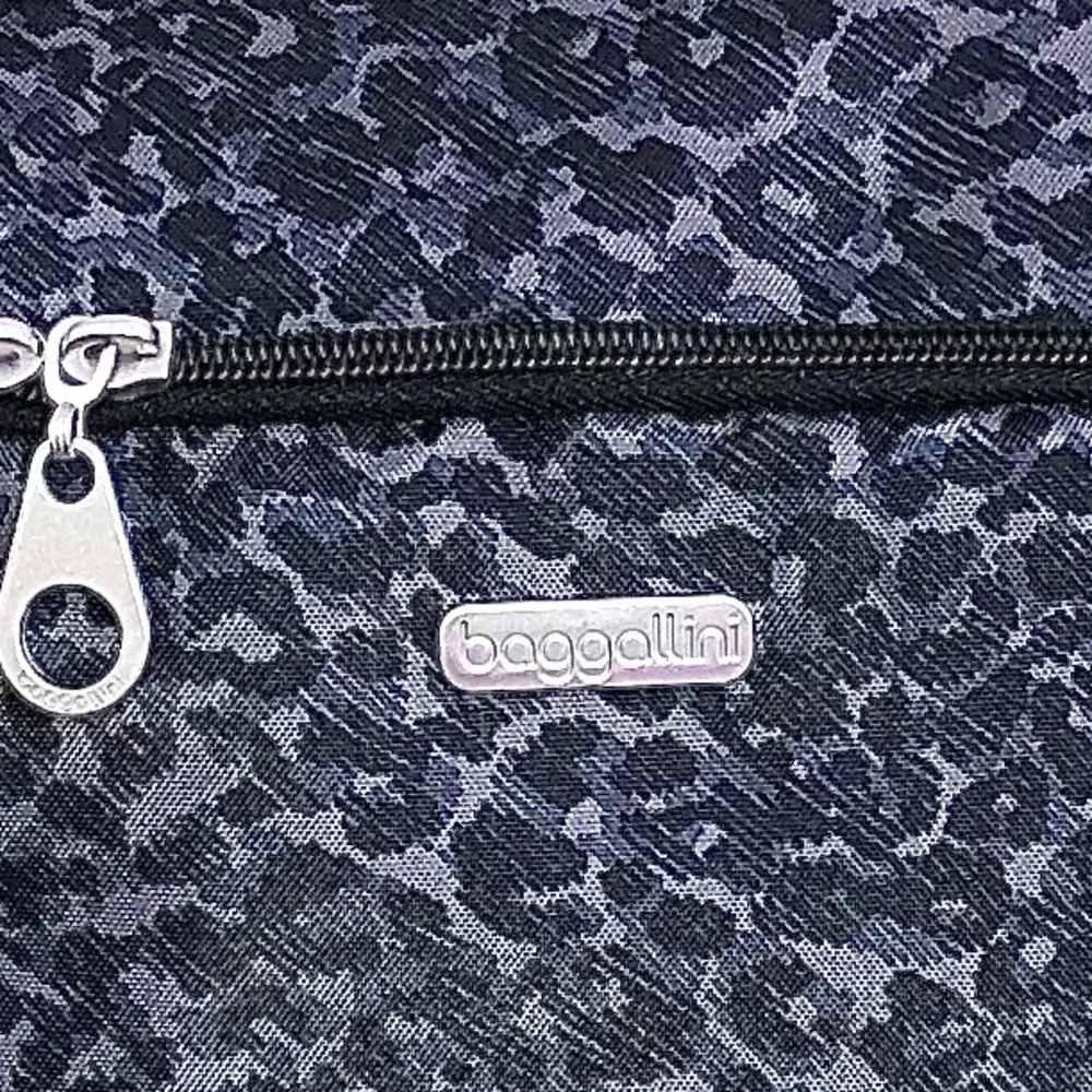 Baggallini compact yet