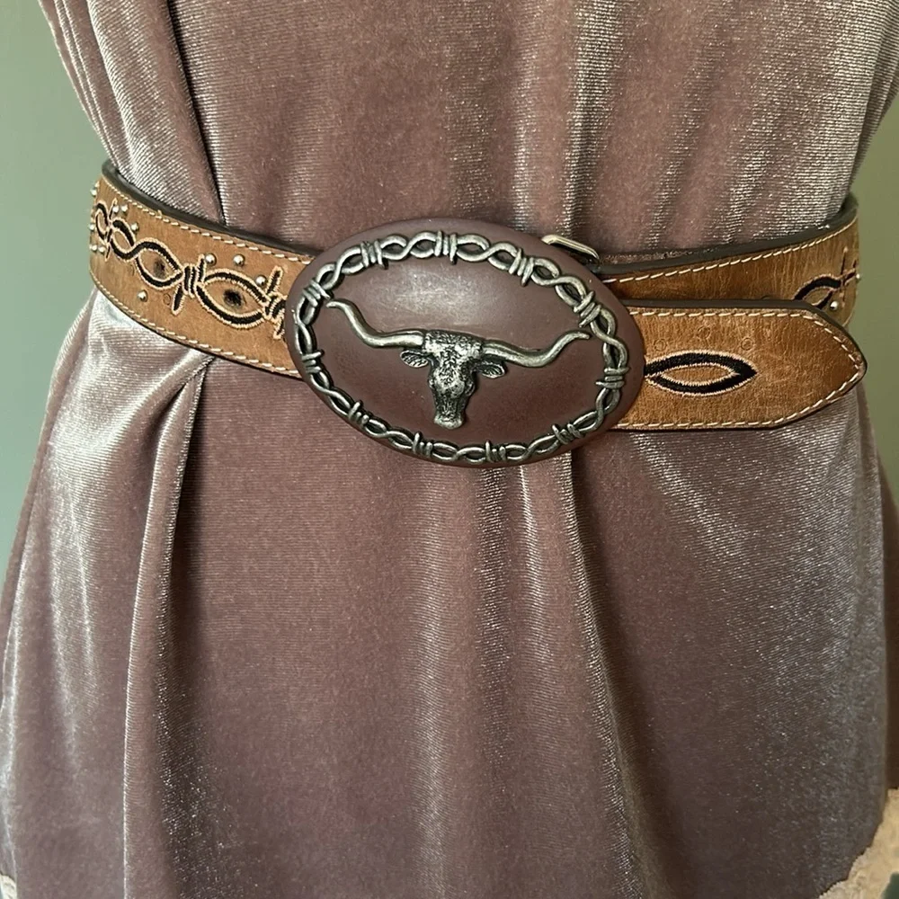 Nacona Texas long horn on buckle with  barb wire stitching youth unisex sz 26”