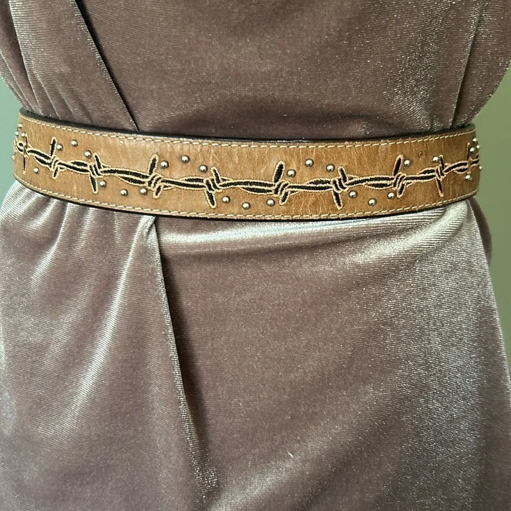 Nacona Texas long horn on buckle with  barb wire stitching youth unisex sz 26”