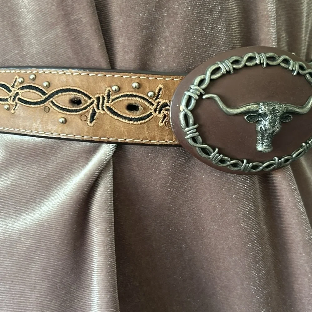 Nacona Texas long horn on buckle with  barb wire stitching youth unisex sz 26”
