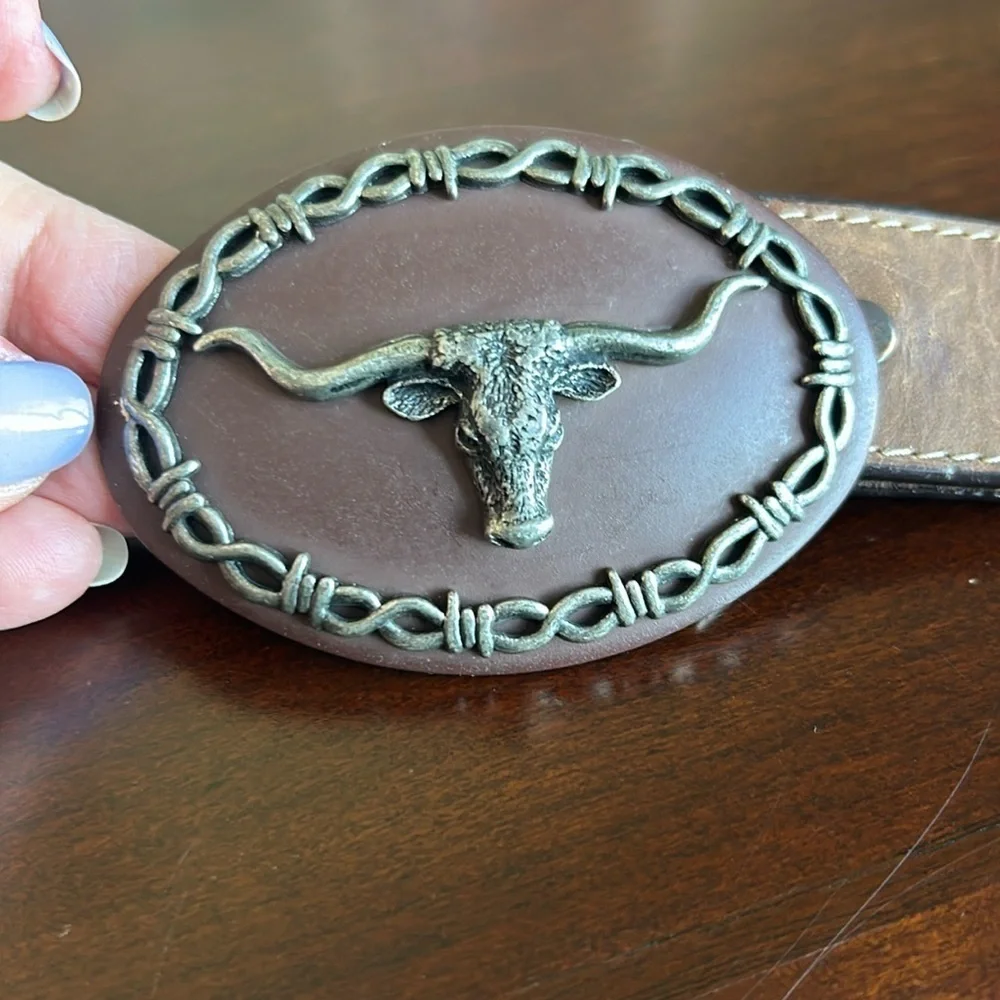 Nacona Texas long horn on buckle with  barb wire stitching youth unisex sz 26”