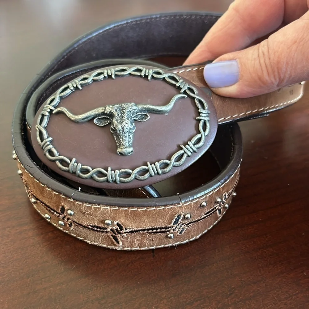 Nacona Texas long horn on buckle with  barb wire stitching youth unisex sz 26”