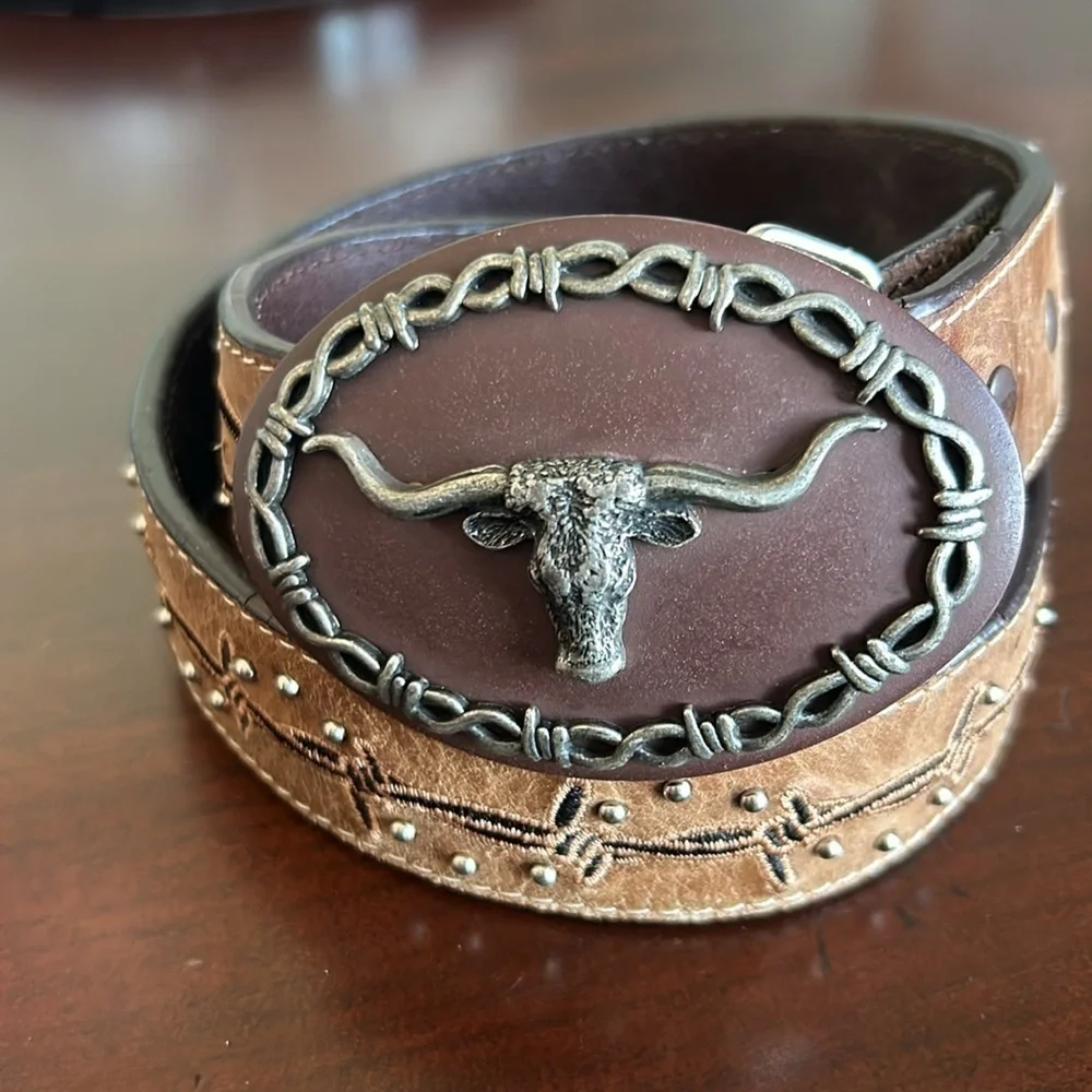 Nacona Texas long horn on buckle with  barb wire stitching youth unisex sz 26”
