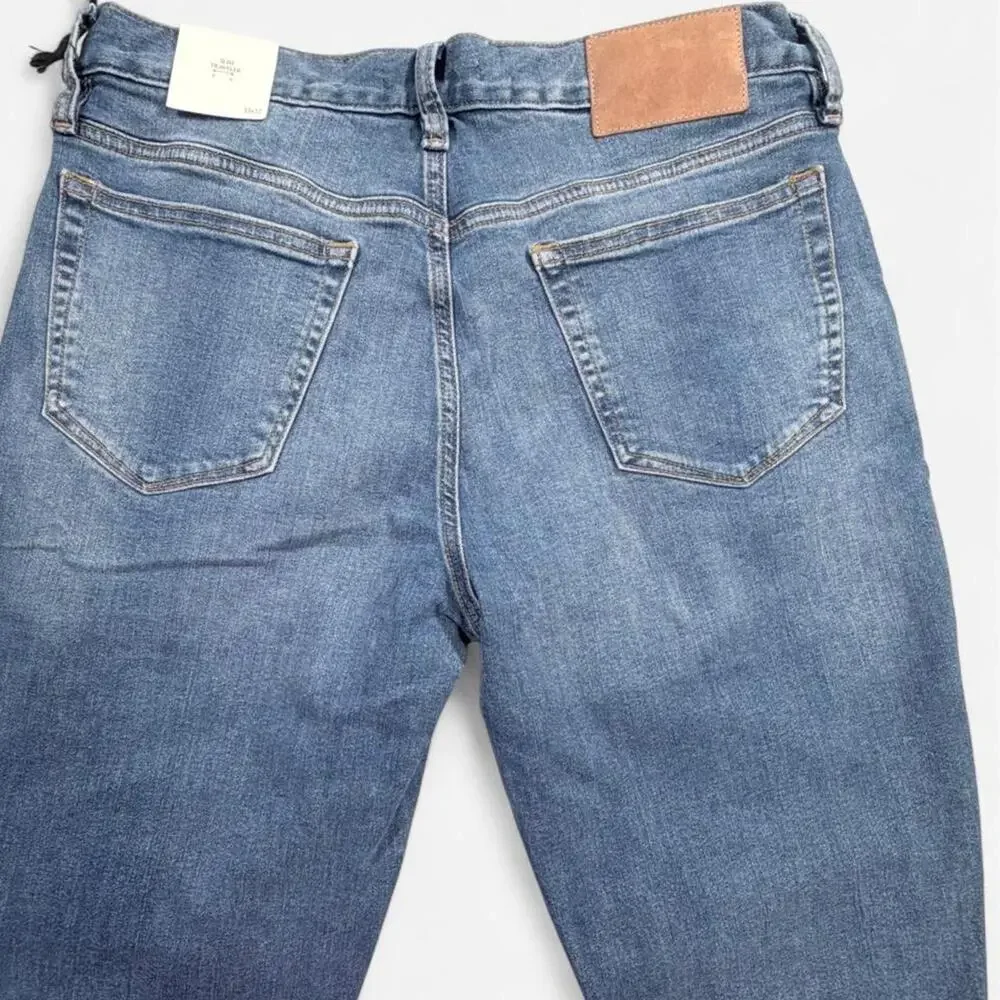 Banana Republic Mens Slim Traveler Jeans NWT 33x32 Stretch Denim Medium Wash.