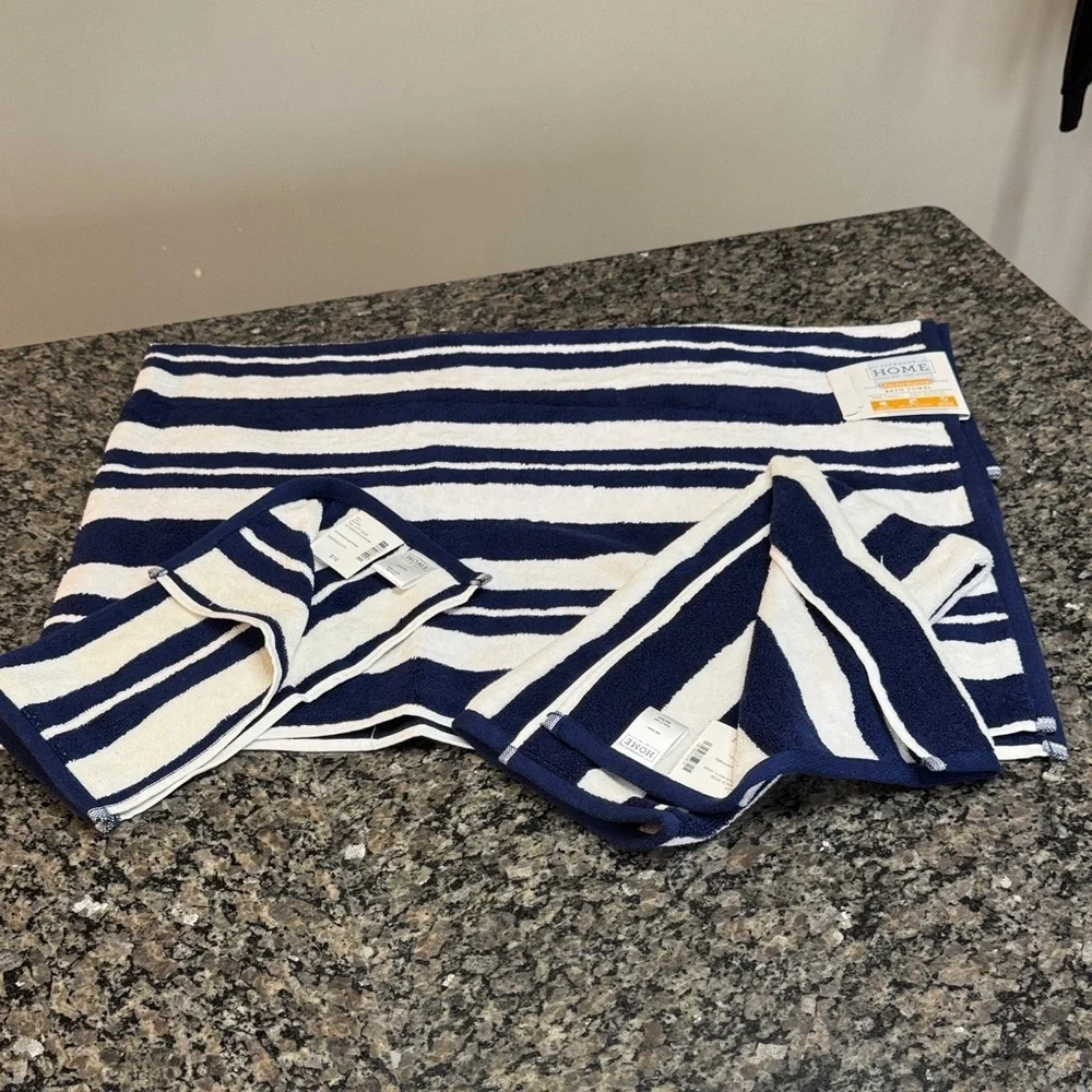 JCPenney Home Navy and White striped Performance Bath Towel set NWT
