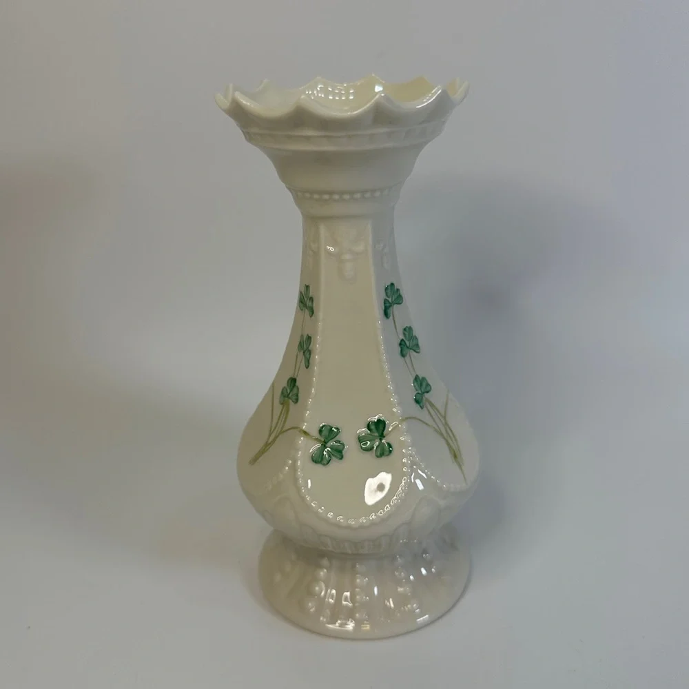 BELEEK Ireland Beautiful Irish‎ Shamrocks Porcelain Fluted Top Table Vase