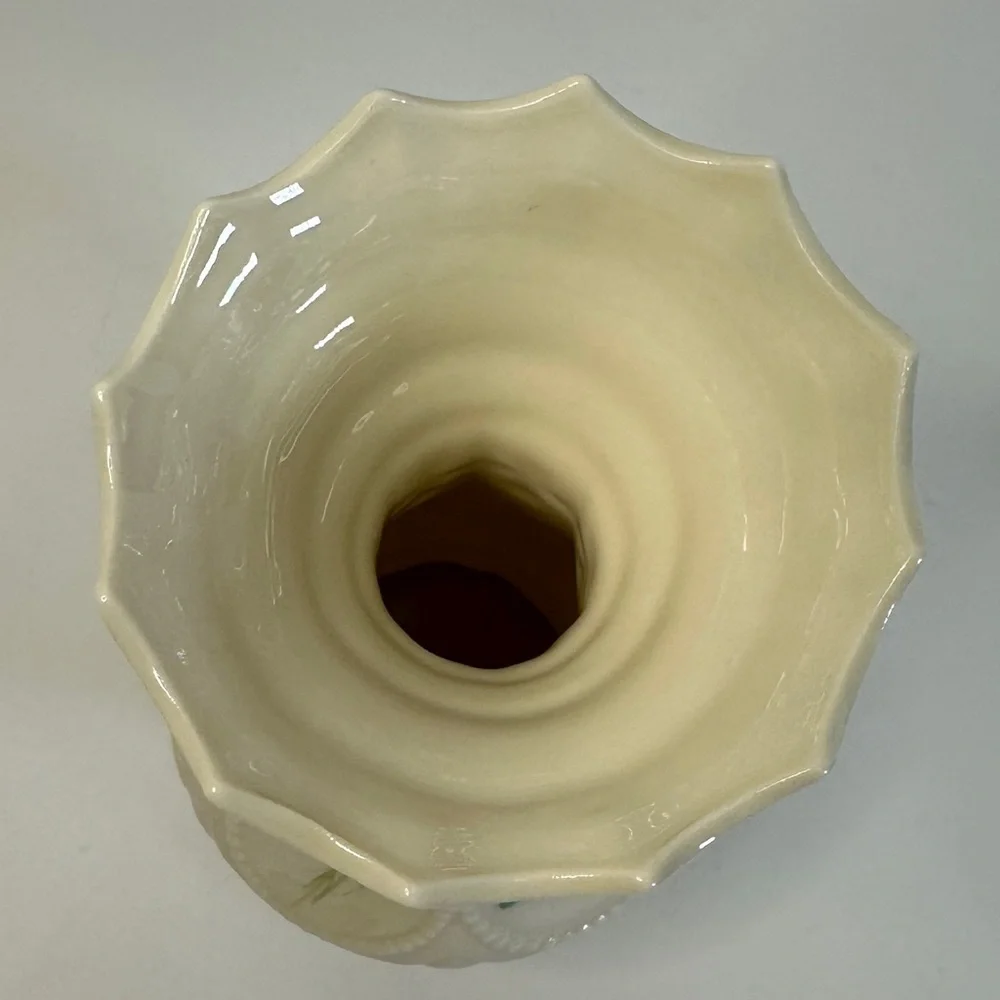 BELEEK Ireland Beautiful Irish‎ Shamrocks Porcelain Fluted Top Table Vase