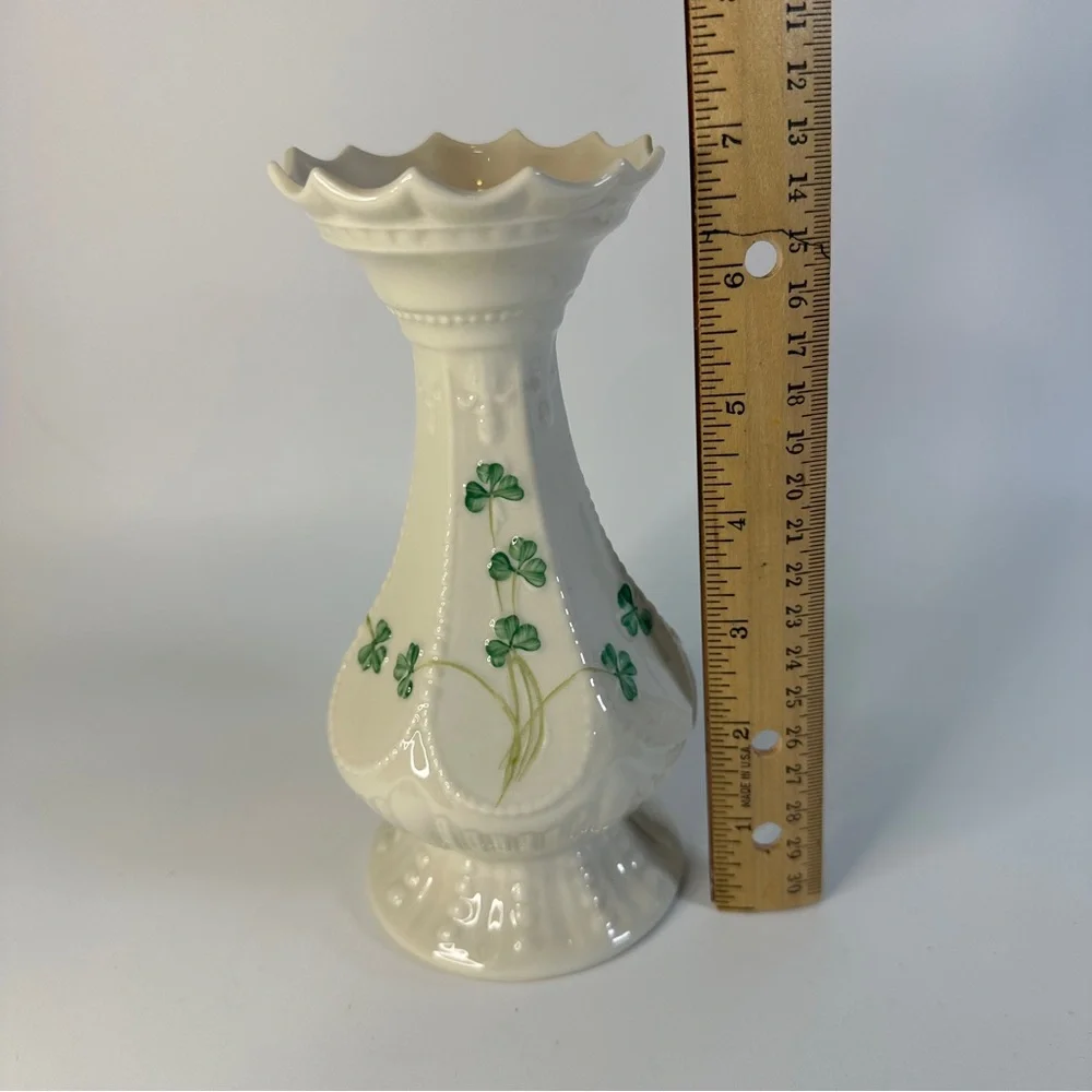 BELEEK Ireland Beautiful Irish‎ Shamrocks Porcelain Fluted Top Table Vase