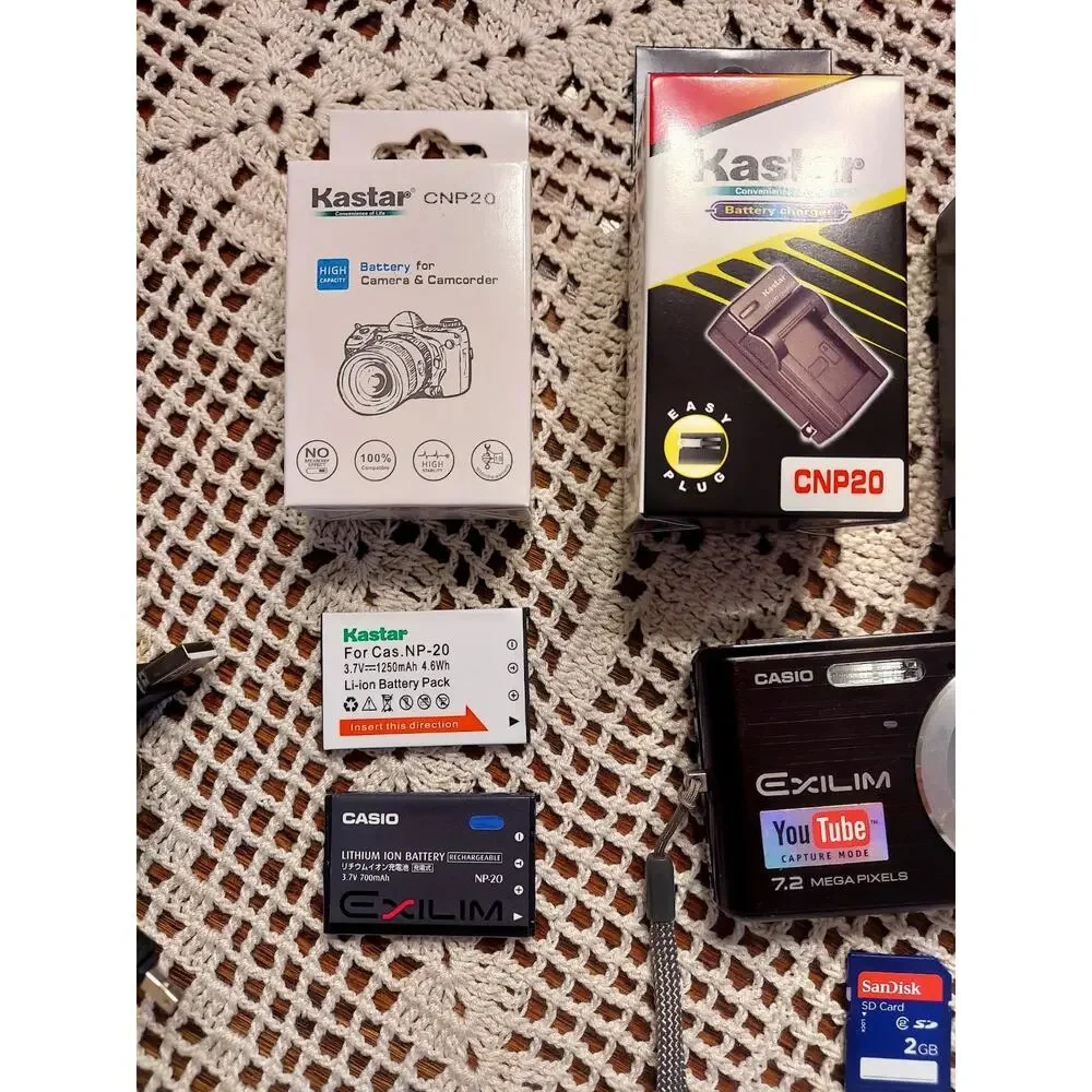 Casio EXILIM Youtube 7.2MP Compact Digital Camera Charger Batteries Cable Case