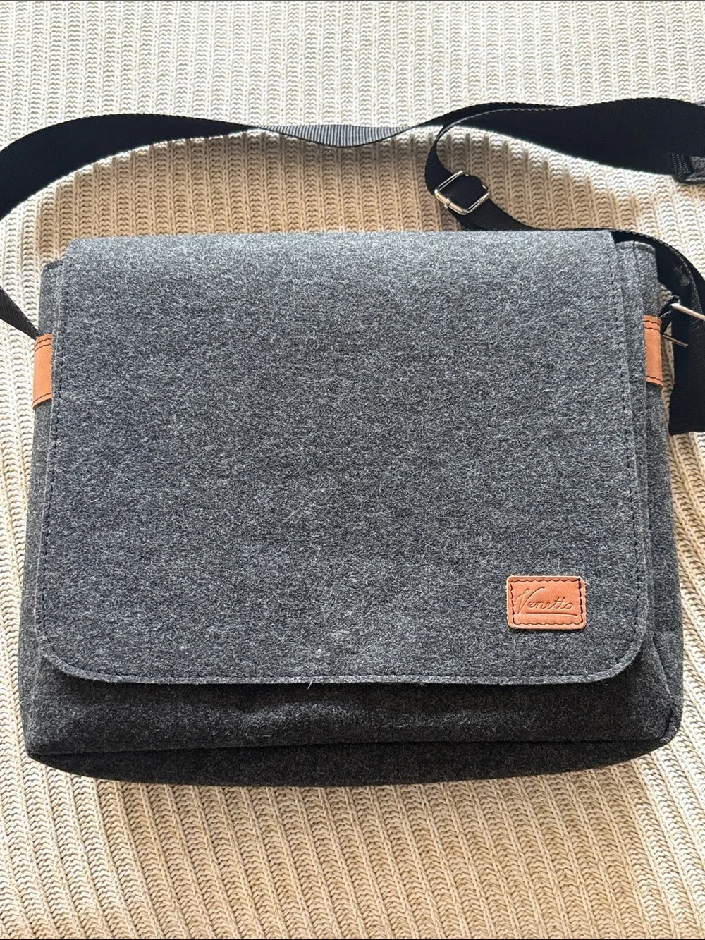 Venetto Men's Charcoal Felt Messenger Bag with Contrast Leather Patch
