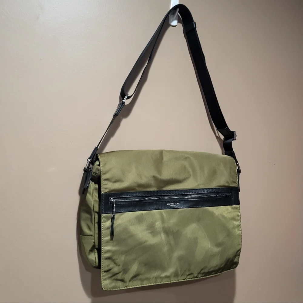 MICHAEL KORS KENT MK Messenger Shoulder Bag Military Army Green Nylon